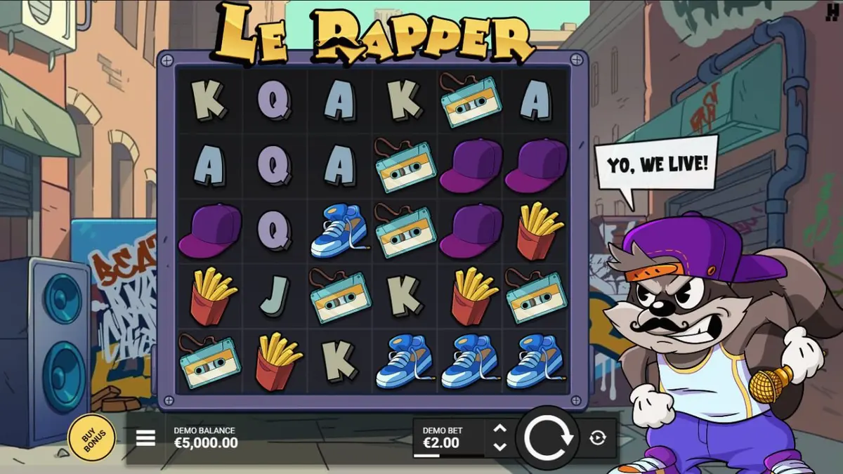 Smokey si rakun dalam slot Le Rapper dengan latar belakang studio hip-hop.